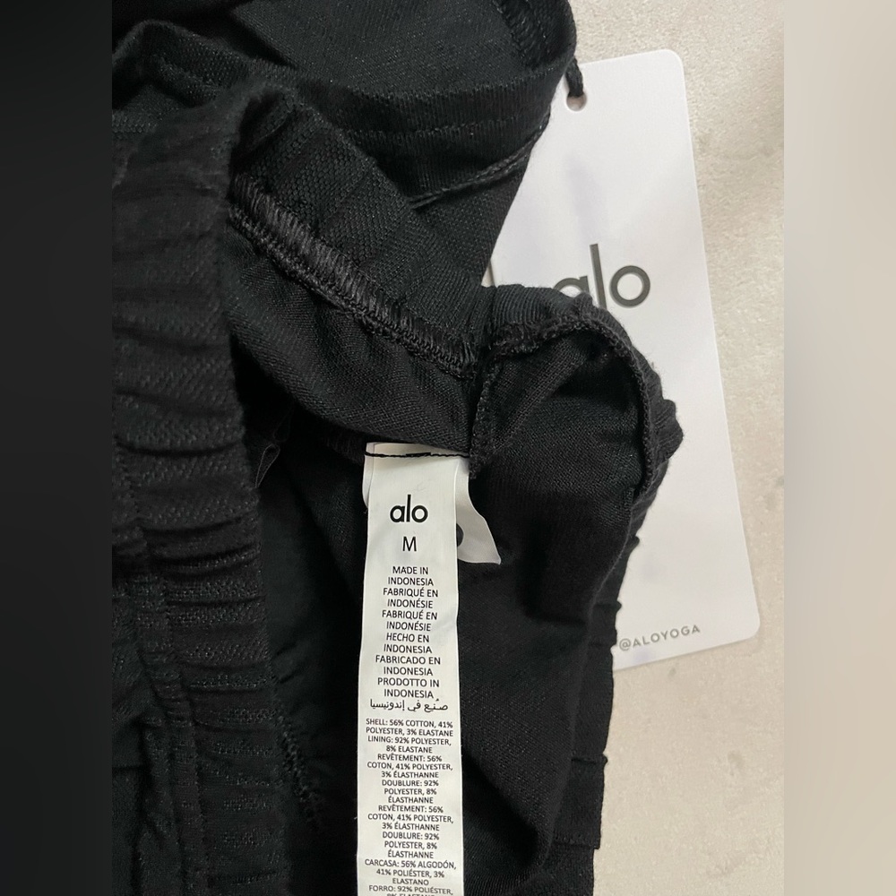 ALO Yoga NWT Cropped Prestige Polo Black Top Size M - Picture 8 of 9
